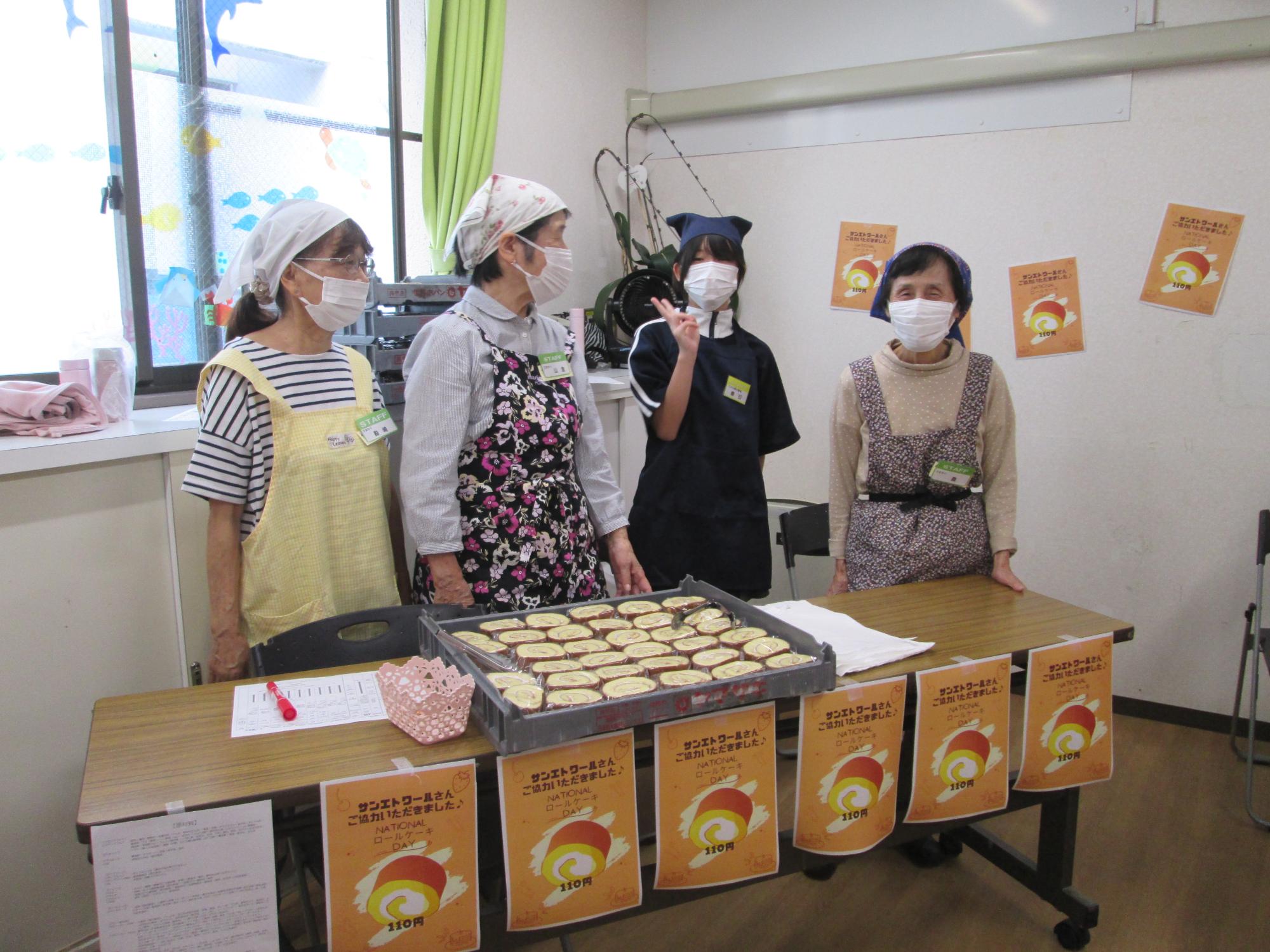 ロールケーキをはんばいしているところの写真