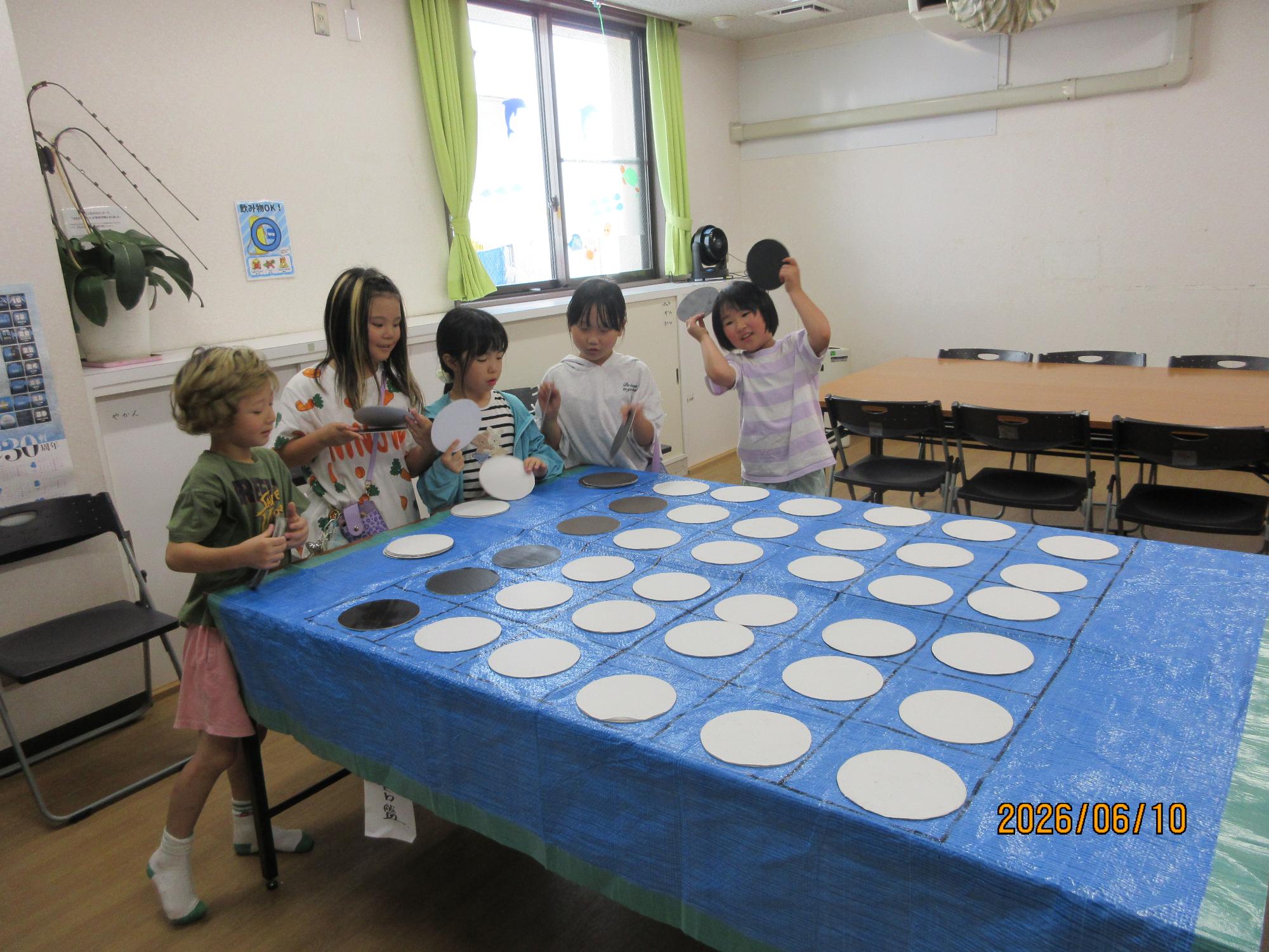 学習室でオセロしているところの写真