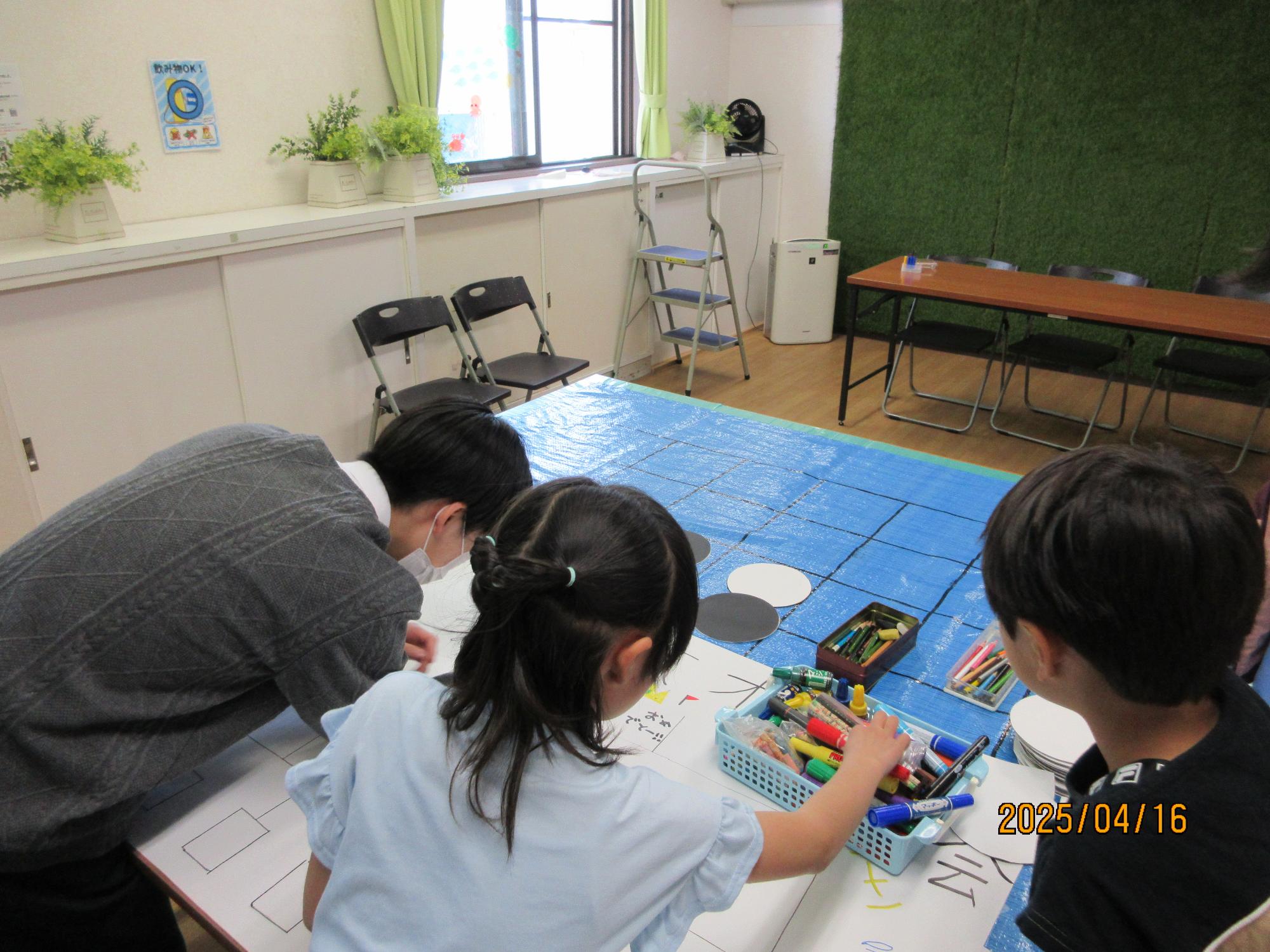 小学生と高校生がトーナメント表づくりをお手伝いしてくれた時の様子