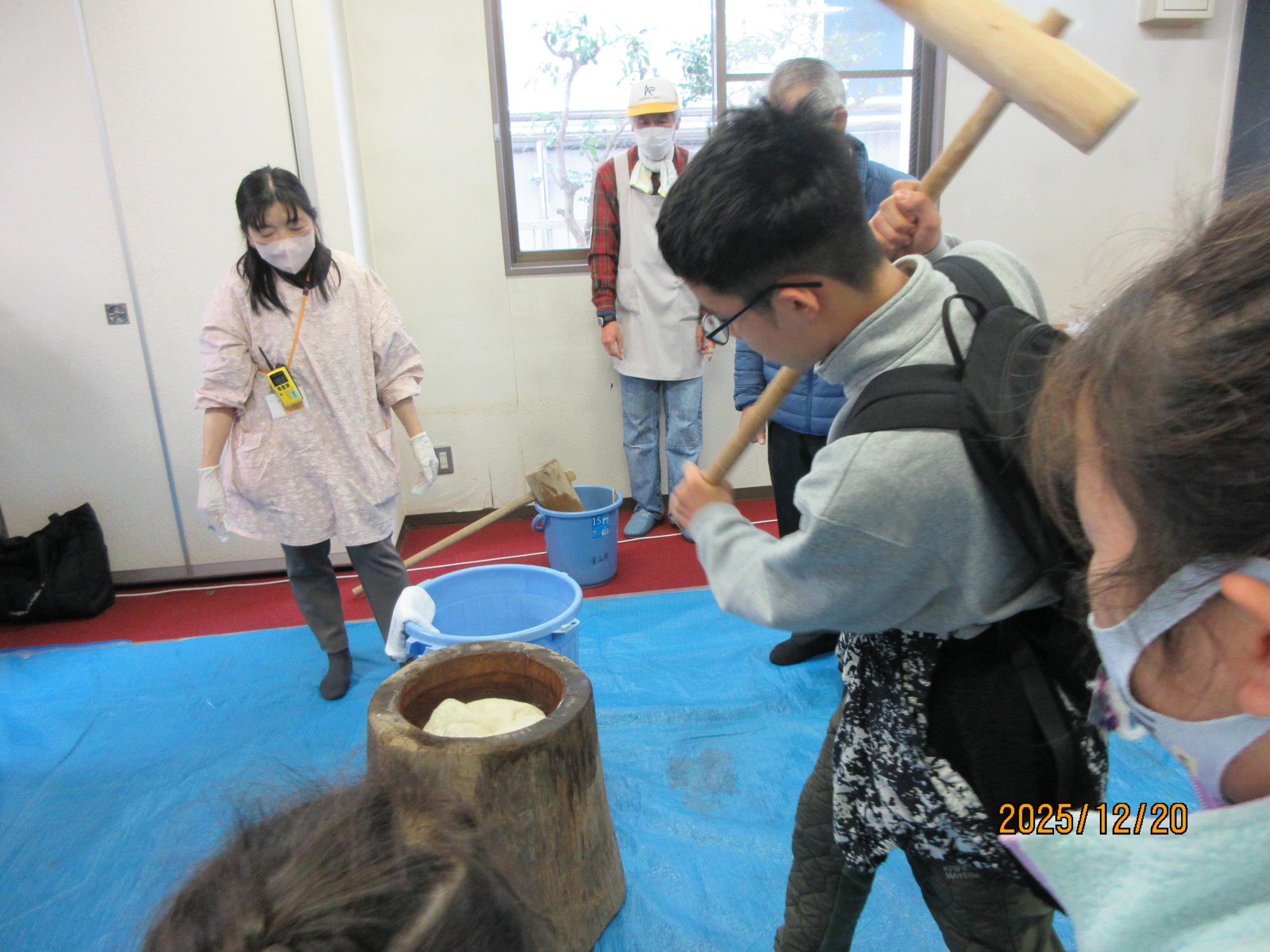 2025年12月_もちつき体験の様子2