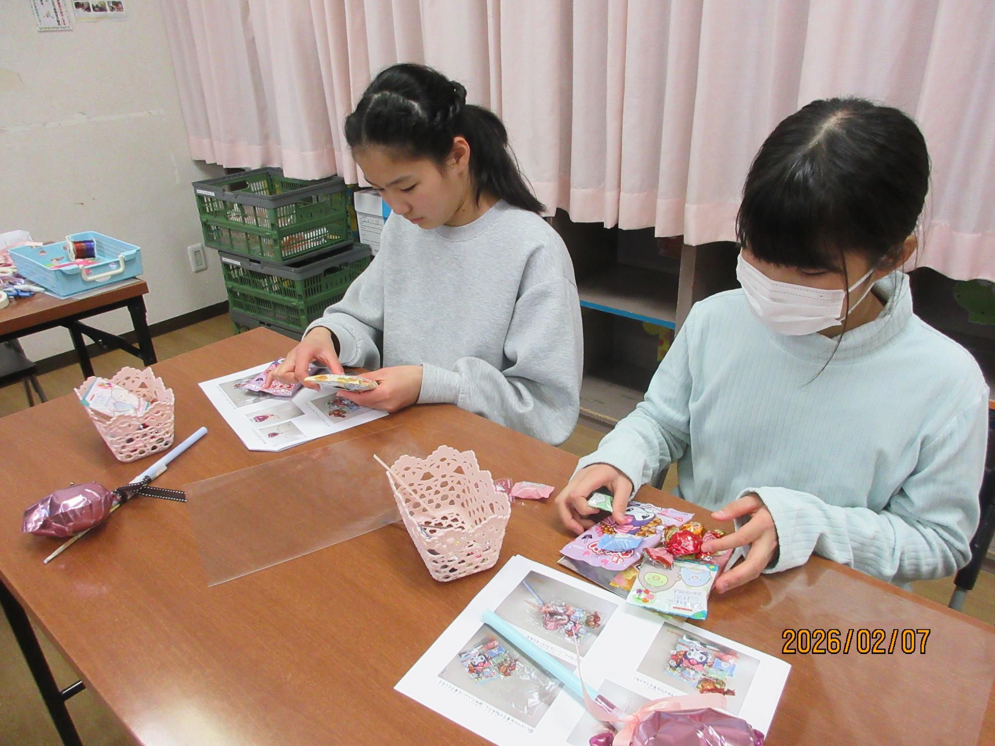 2026年2月_キャンディーブーケづくりの様子1