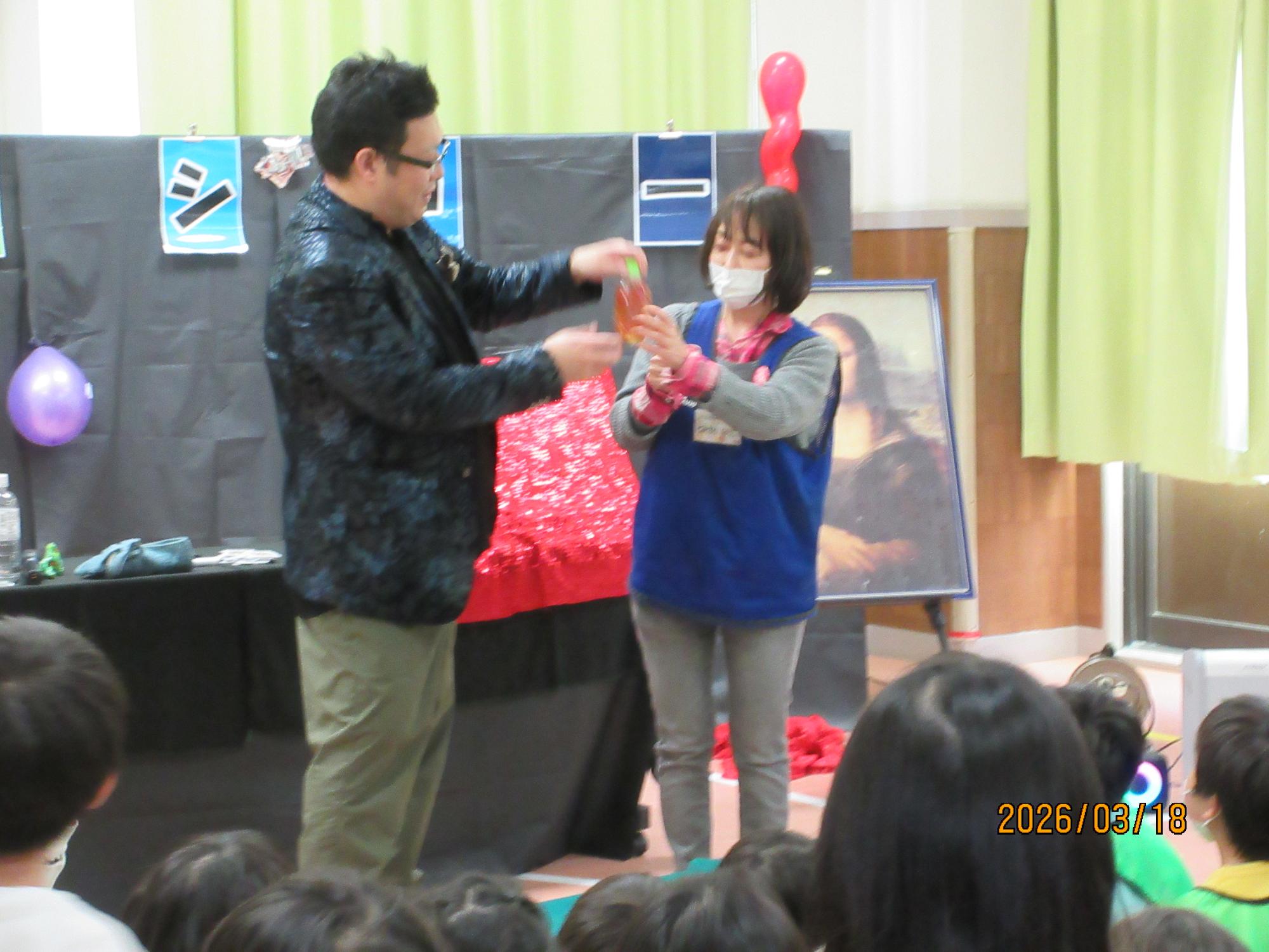 2026年度3月_マジックショーの様子1