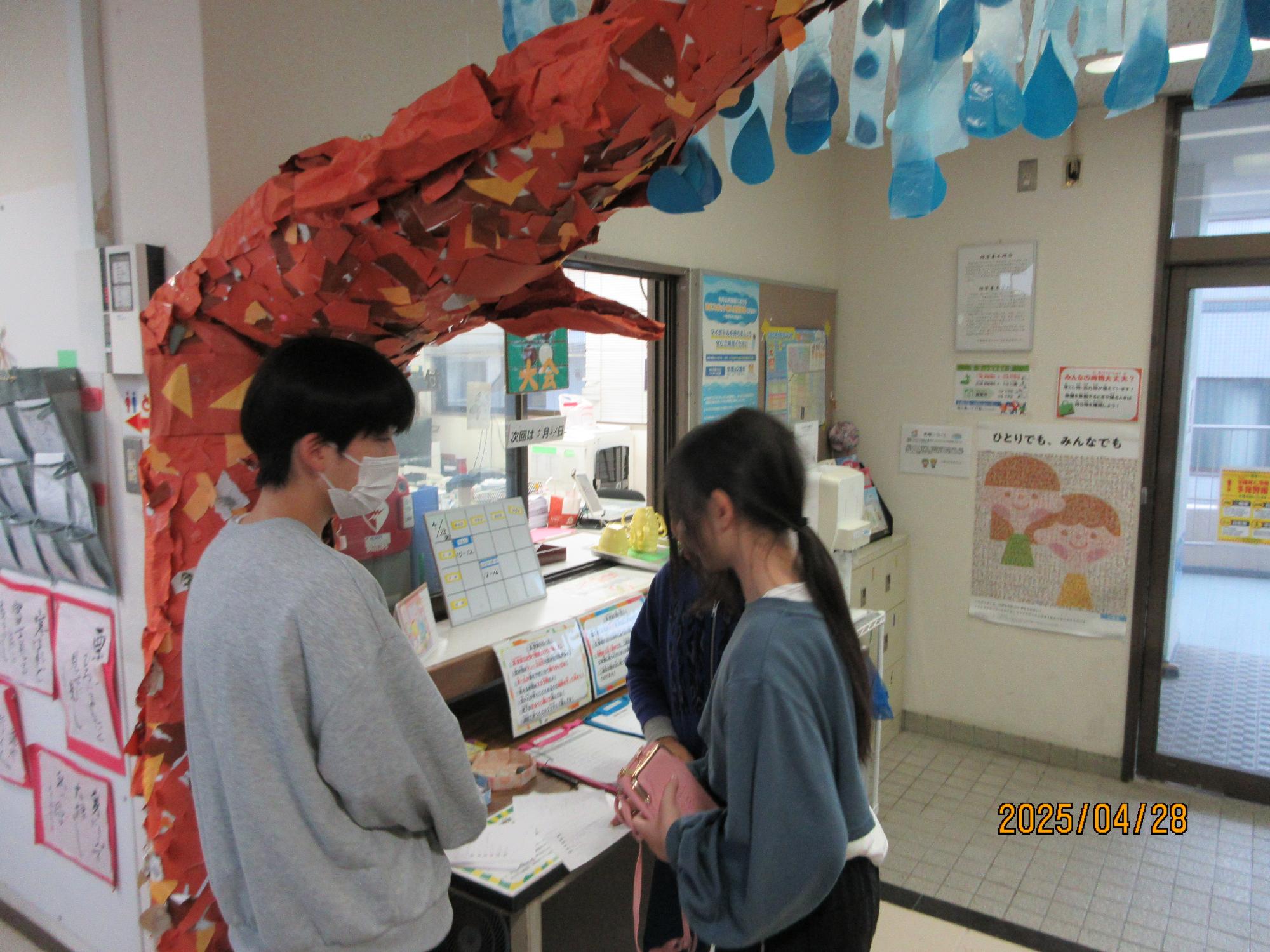 来館者にアンケートの記入をお願いしているところの写真