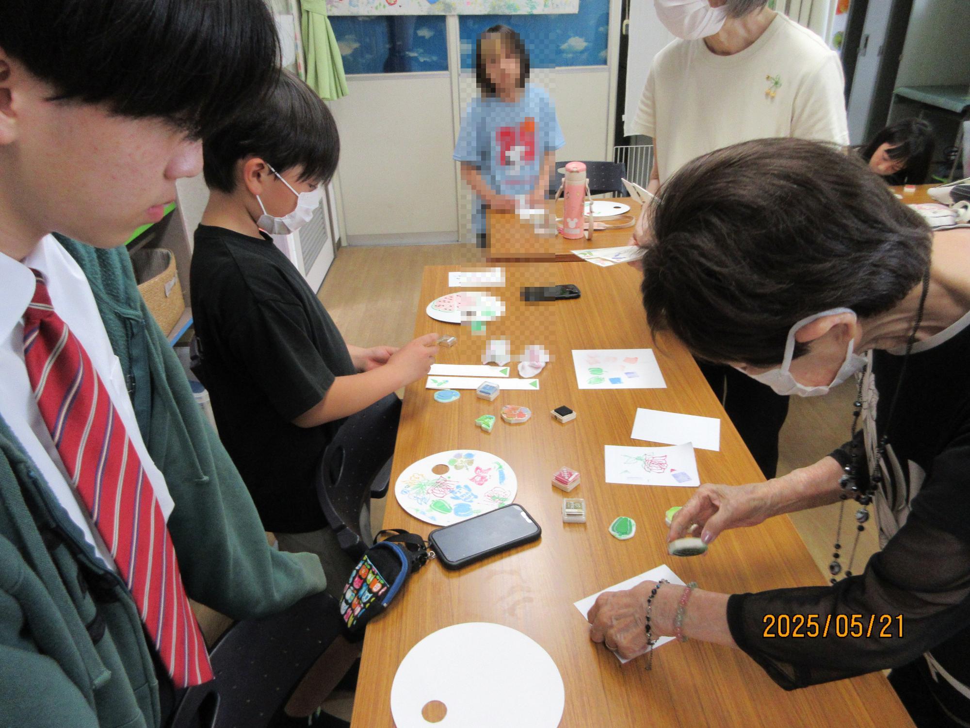 学習室でクラフトづくりをしているところの写真