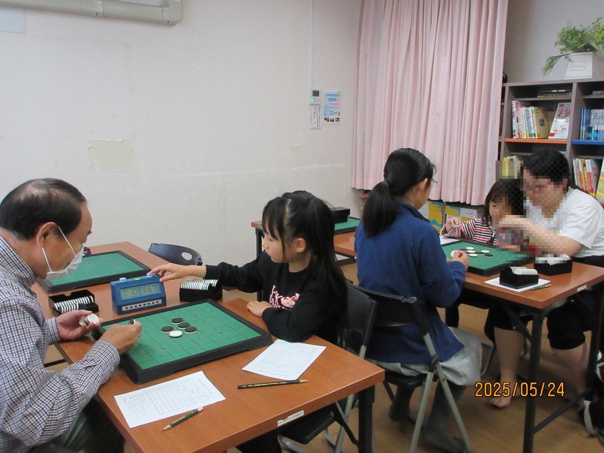 学習室でオセロ大会をしているところの写真