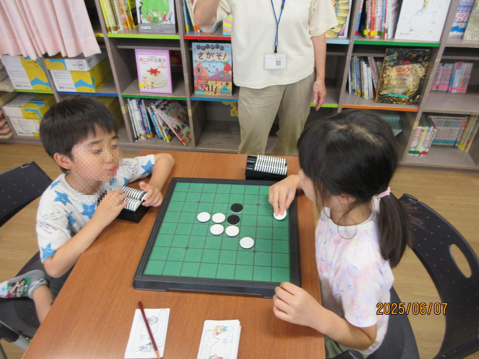 オセロで遊ぼうで対戦をしている様子