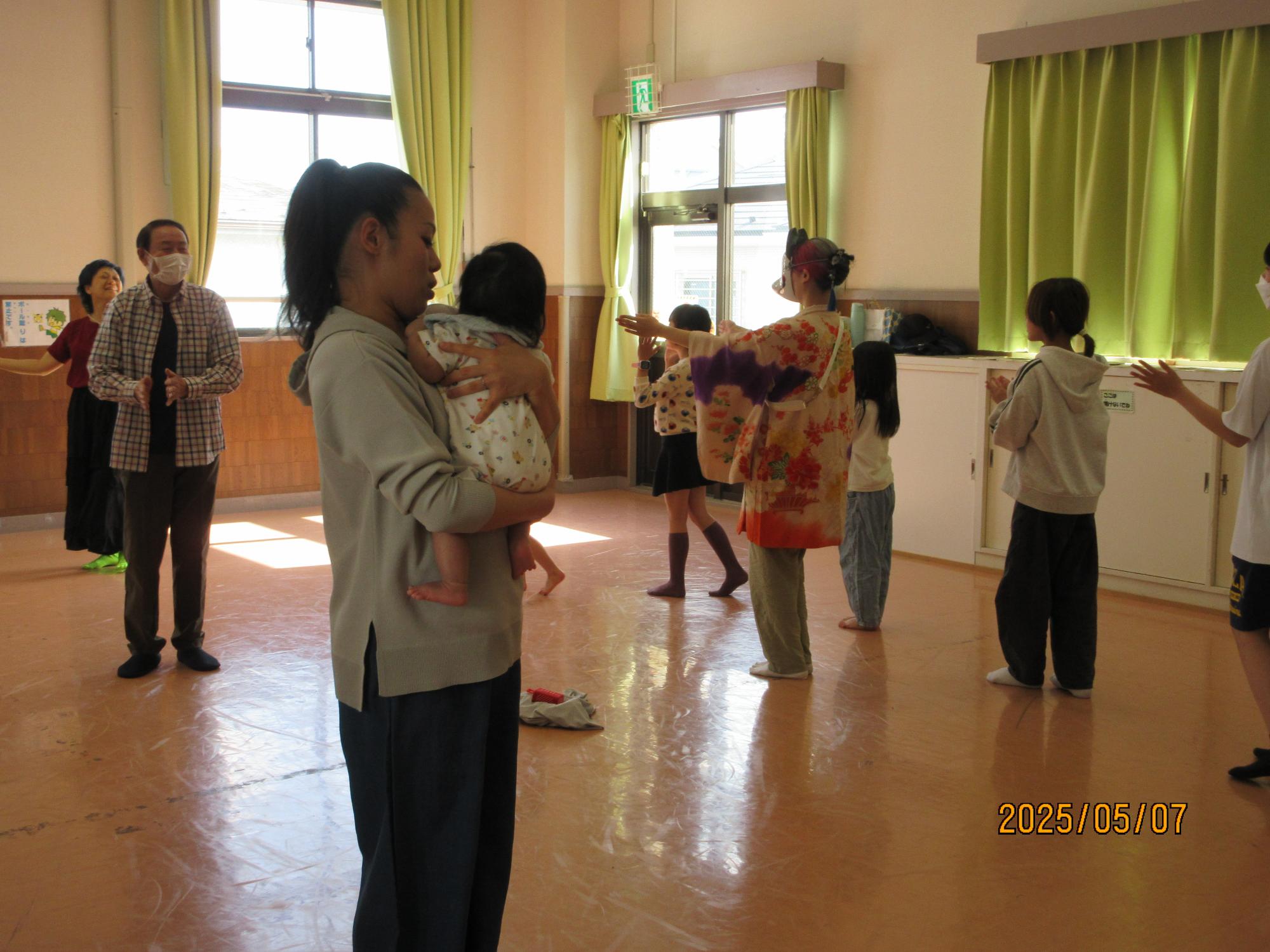 集会室で盆踊りをしているところの写真