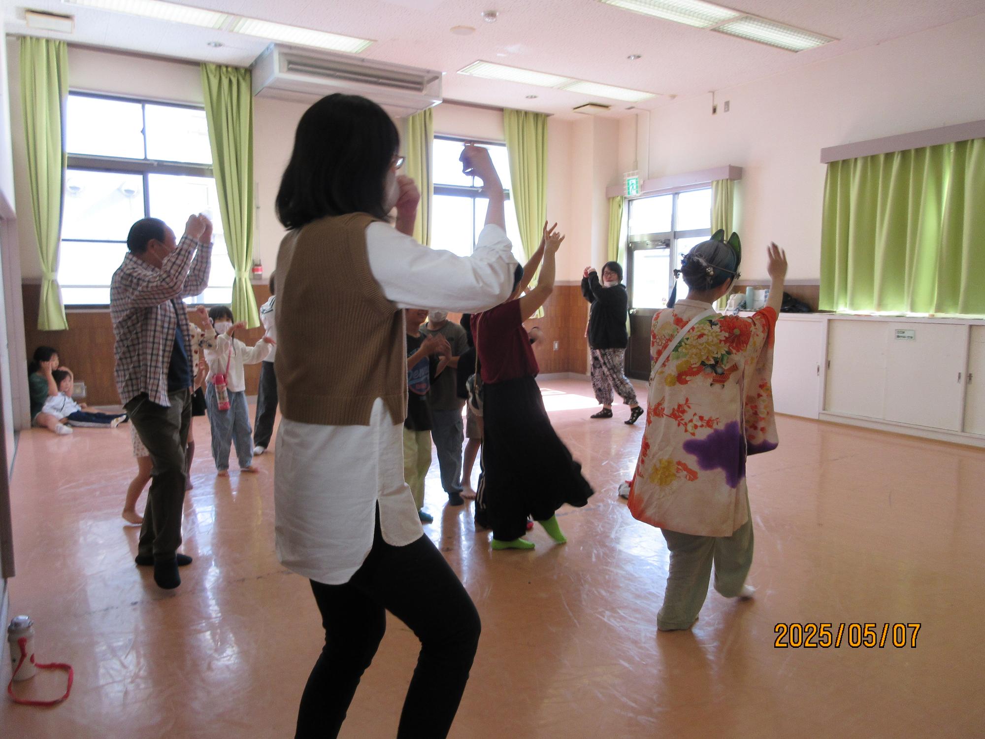集会室で盆踊りをおどっているところの写真