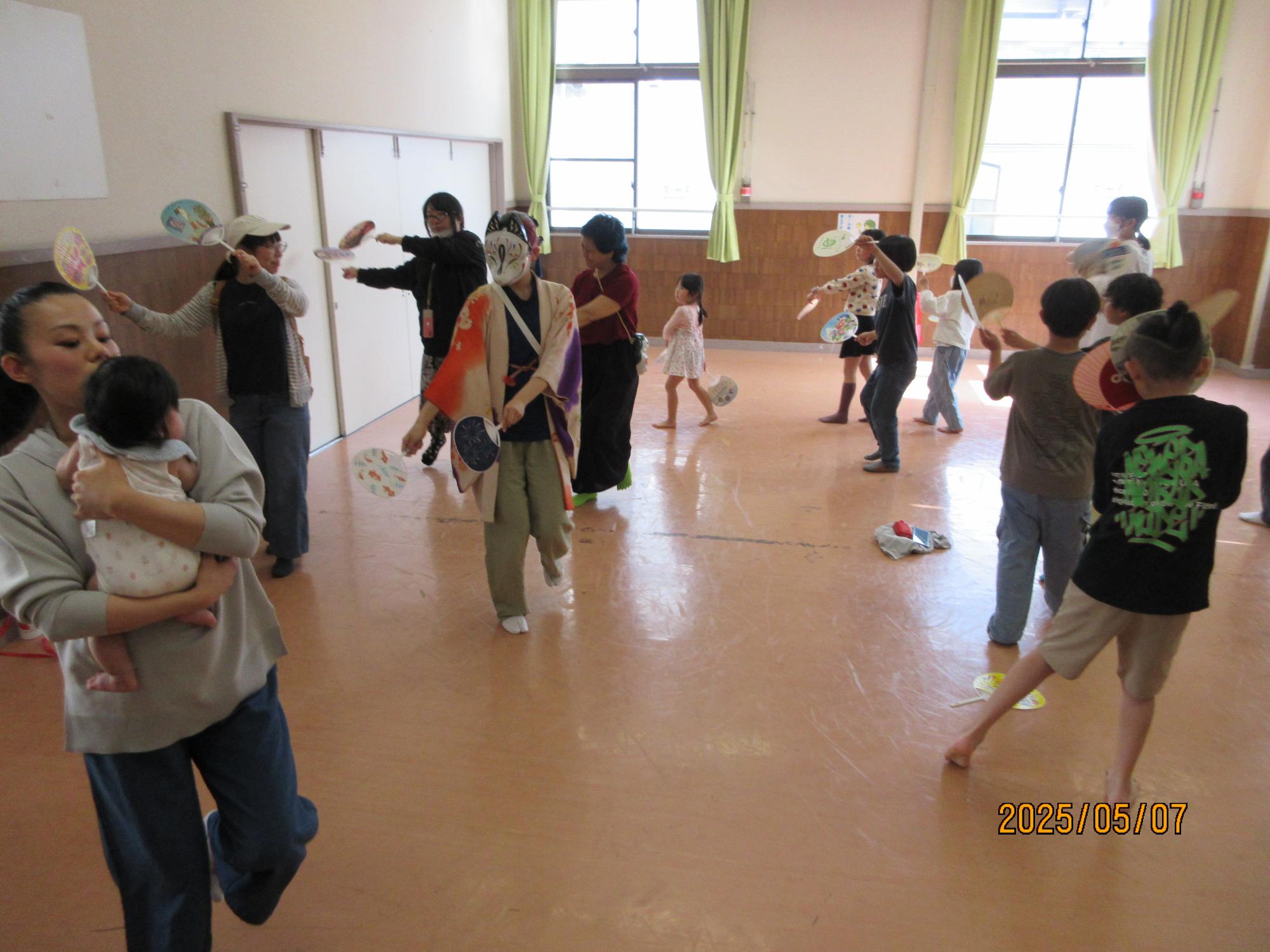 集会室で盆踊りをしているところの写真