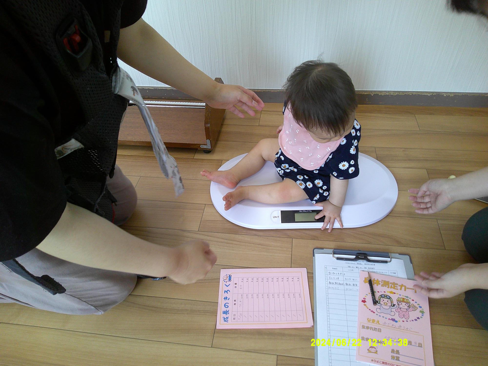 測定会で体重を図っている様子
