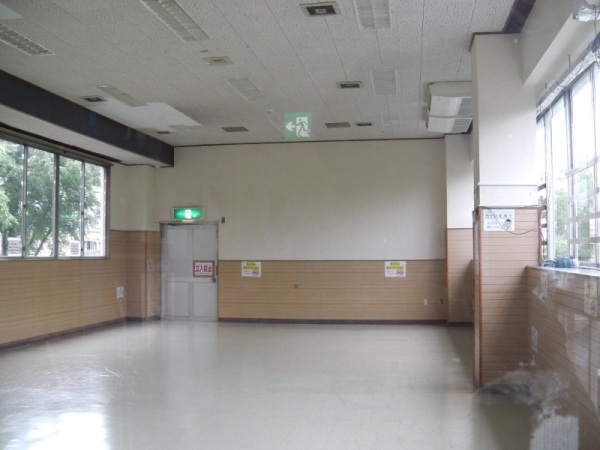 大きな窓があり広々として開放的な集会室の写真