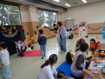 フォトスポットに座る子どもと、その子どもの写真を撮る大人たちの写真