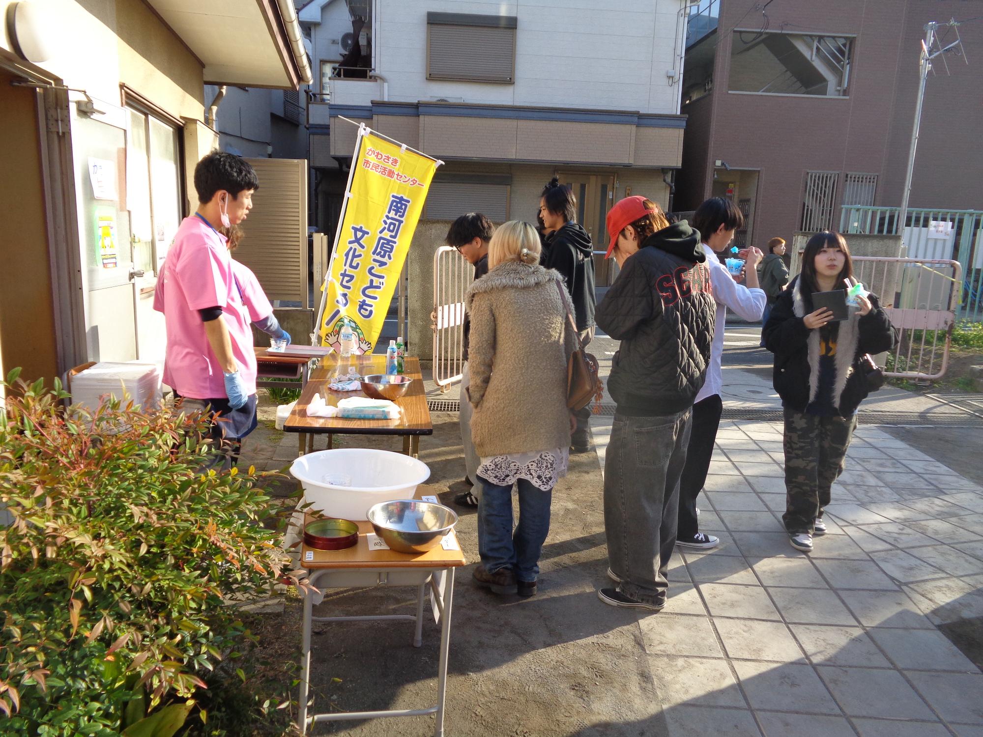 外でかき氷を食べている写真