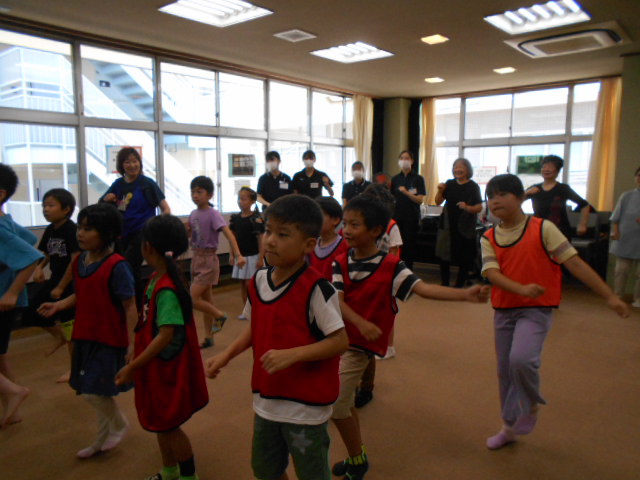 体操をしている小学生の写真