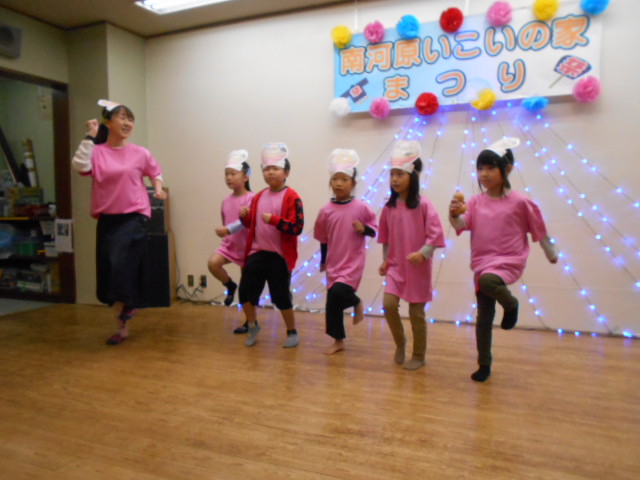 ステージで体操を発表している写真