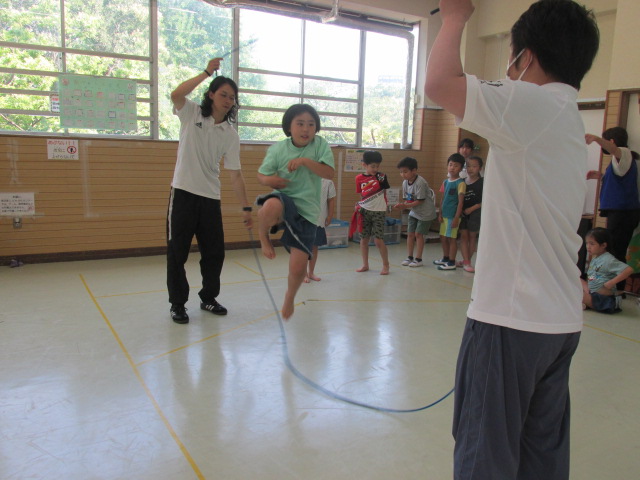 ダブルダッチに挑戦する小学生女児の写真