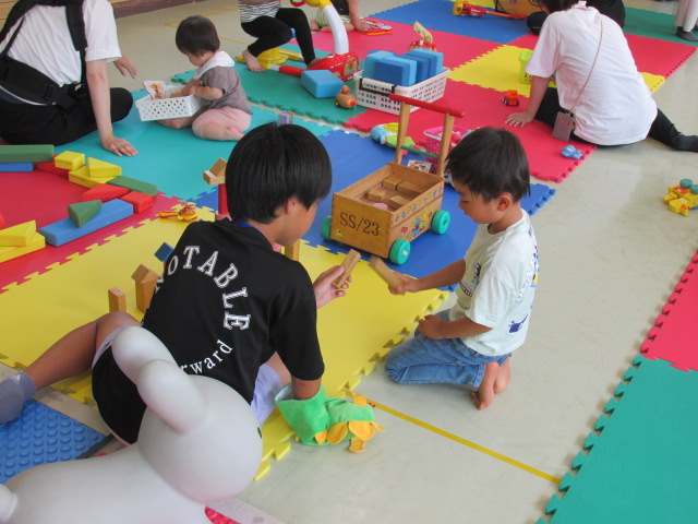 幼児と遊ぶ小学生男子の写真