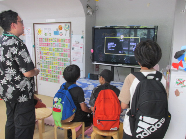 こどもたちがテレビでゲームをしている写真