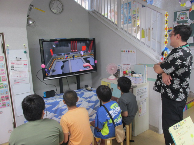 男の子たちがゲームに集中している写真