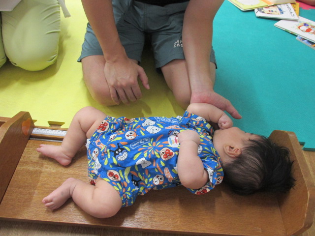 身長を測っている幼児の写真