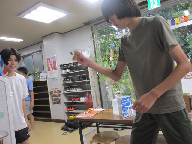 男の子がけん玉をしている写真