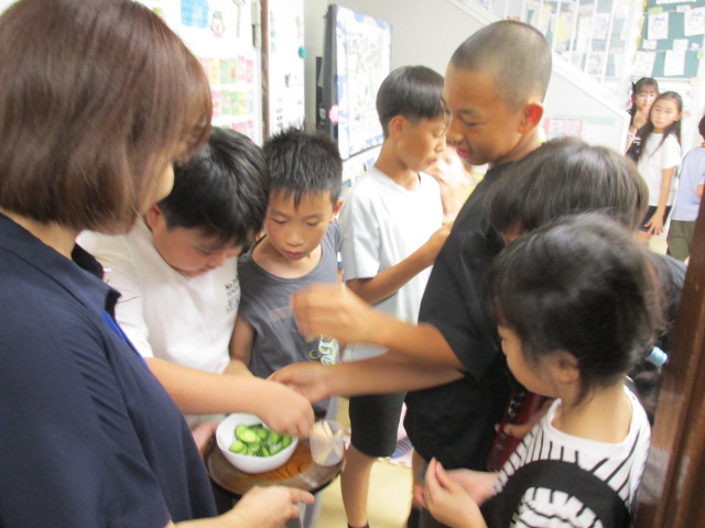 みんなできゅうりを食べている写真