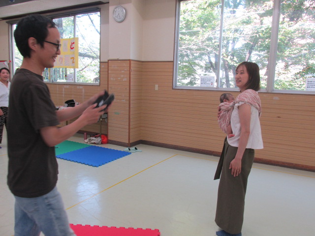 お母さんがだっこした状態の写真を横からお父さんが撮っている写真
