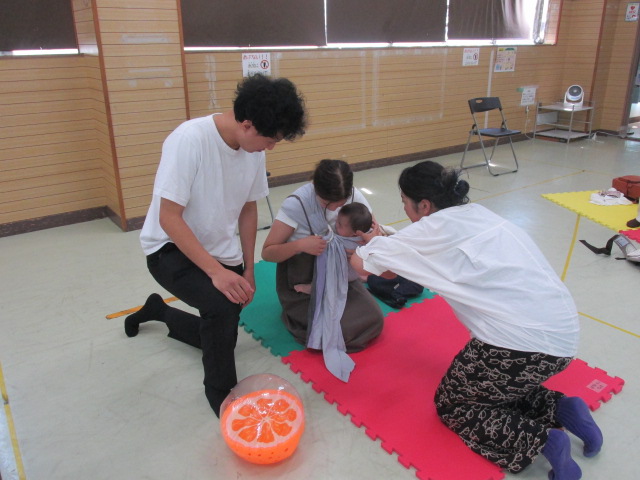 先生がだっこの指導をしている写真