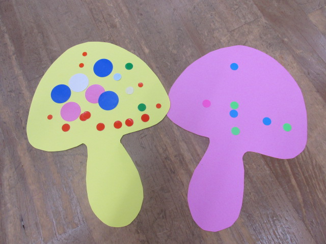 黄色とピンクのきのこにシールを貼った作品の写真