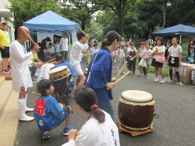 オープニングの太鼓のステージの写真
