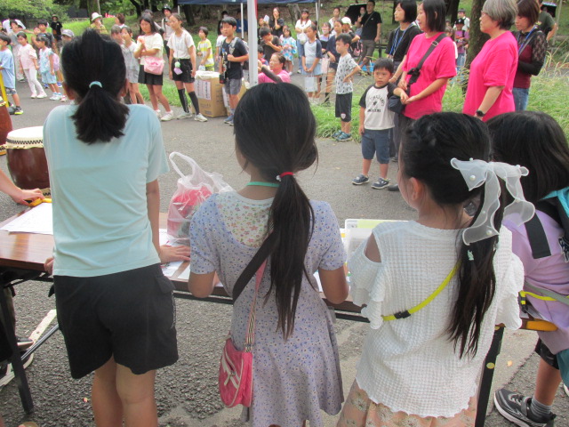 オープニングを見る子ども実行委員たちの後ろ姿