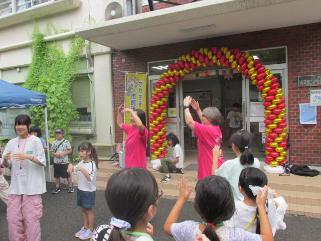 オープニングで幸わいわい音頭を踊っている写真