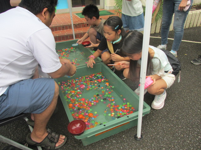 子どもがスーパーボールすくいを楽しんでいる様子