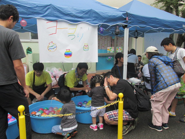 ヨーヨーつりが賑わっている様子