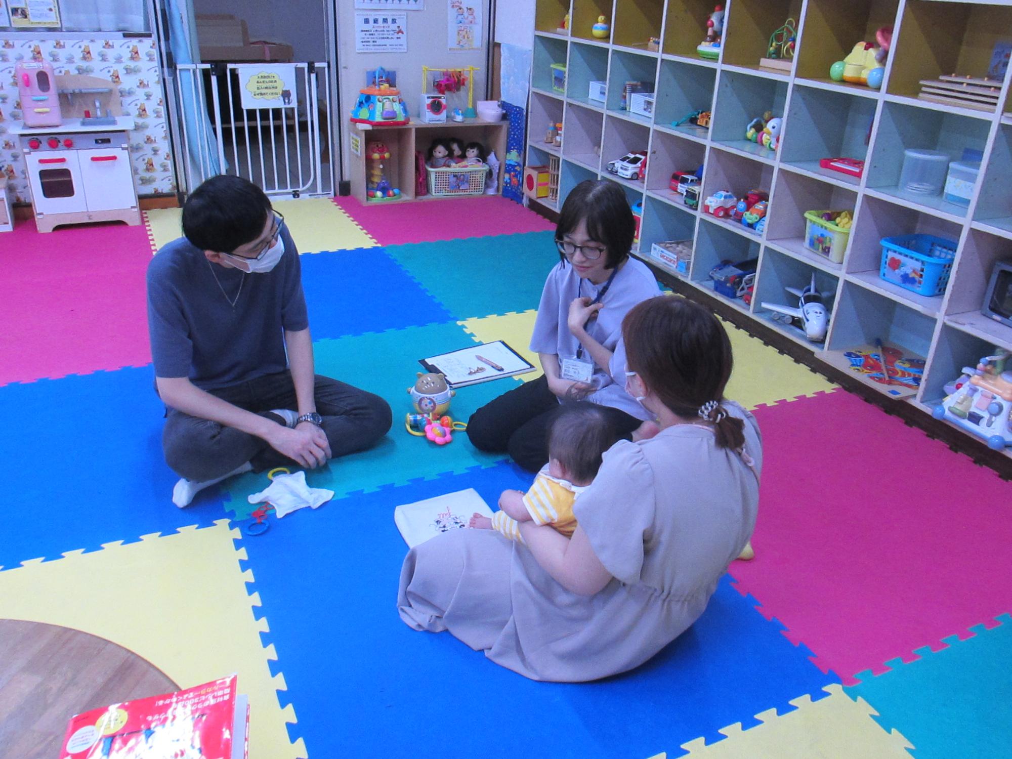 相談員とご夫婦がお話をしている写真