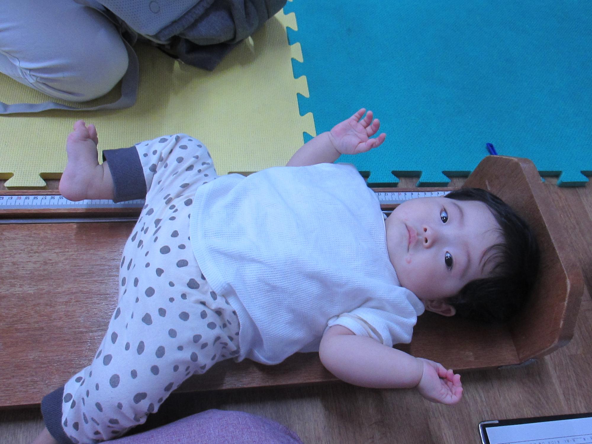 身長を測っている幼児の写真