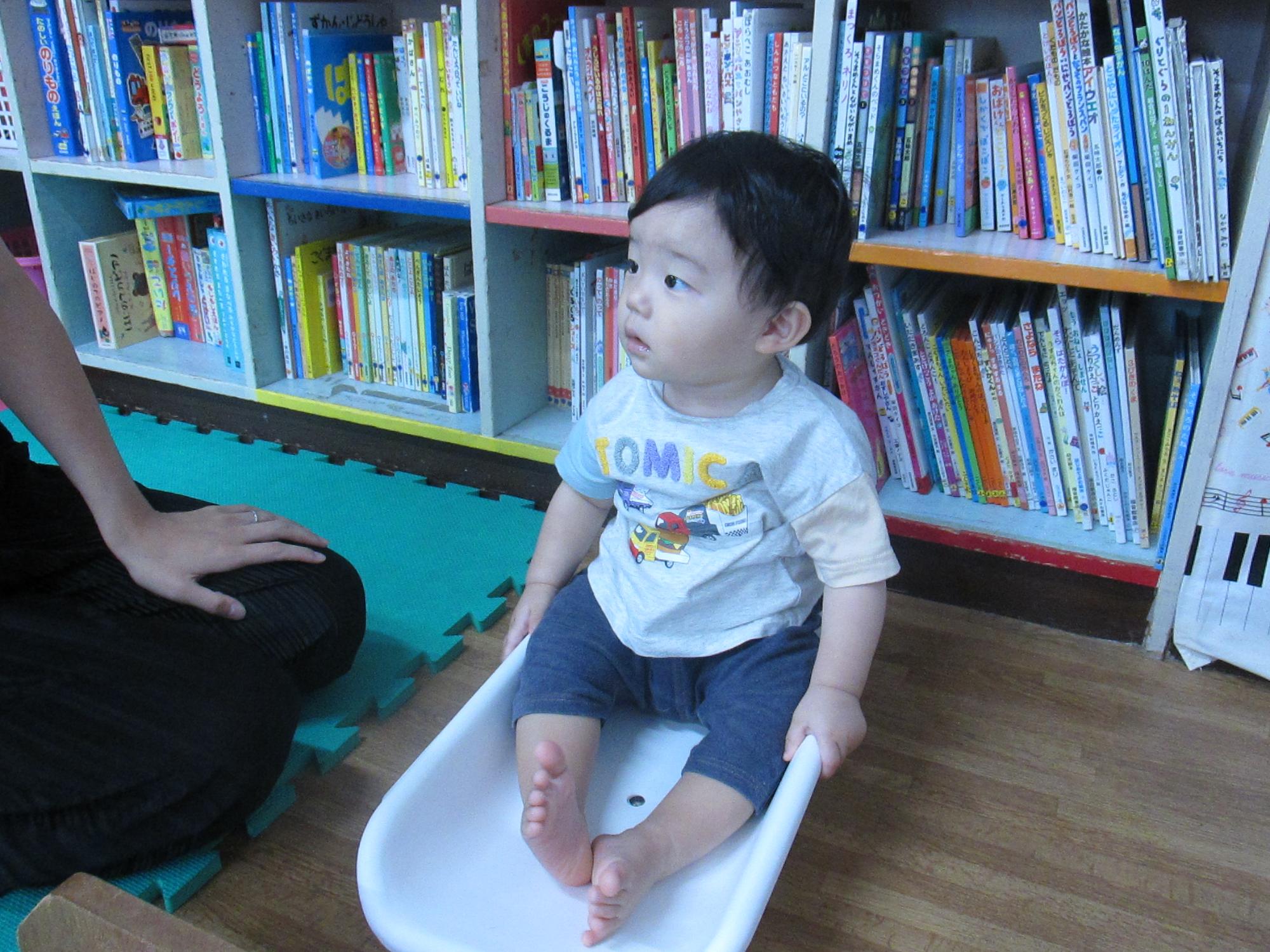 体重を量っている幼児の写真