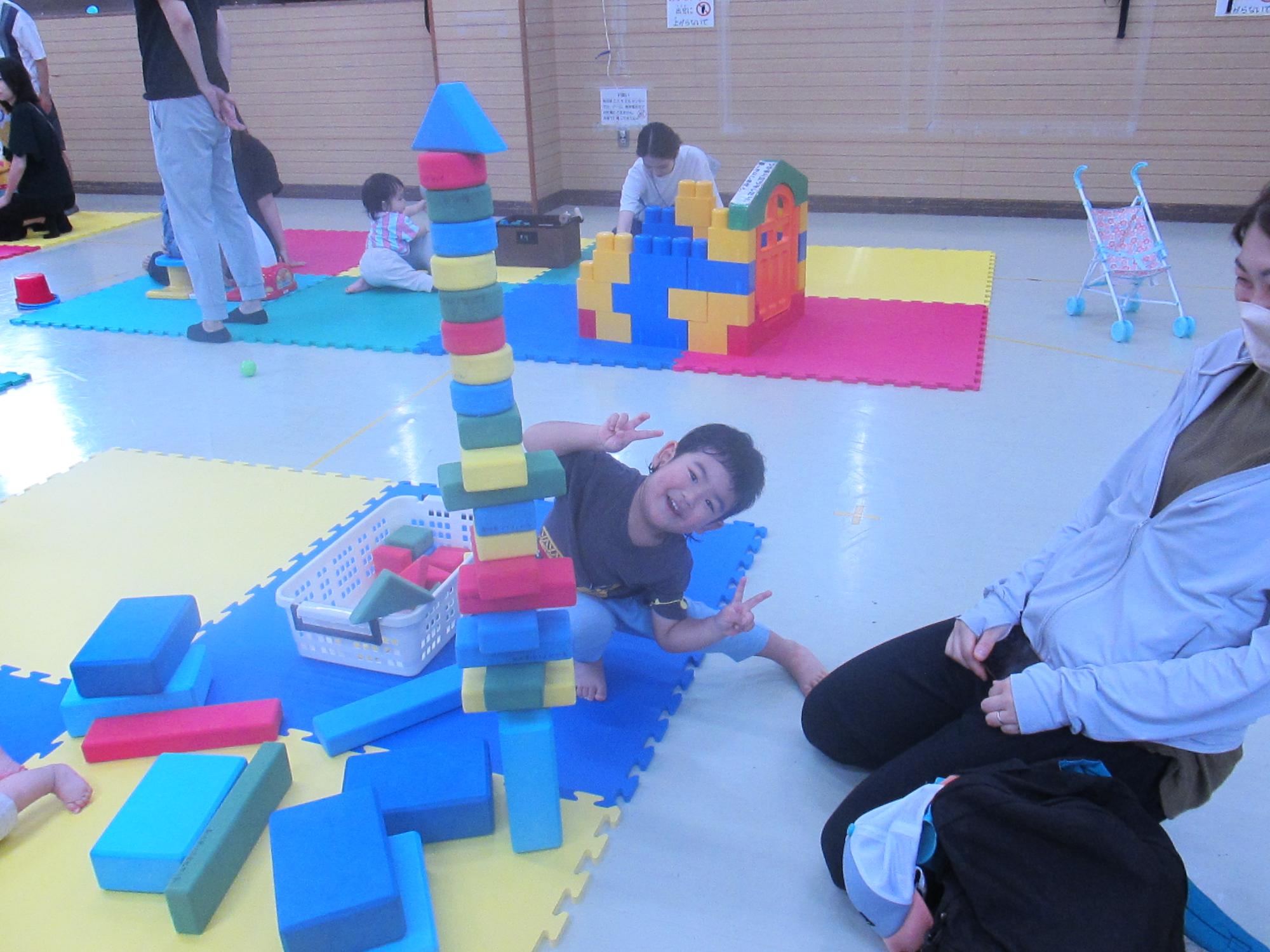 ブロックを積み上げて遊んでいる写真