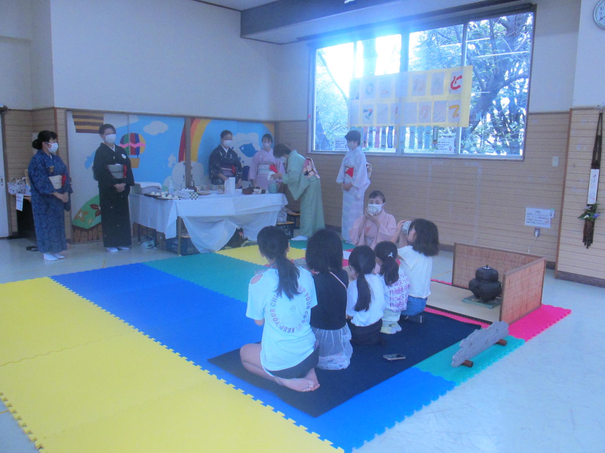 茶道のお作法を教えて頂いている写真