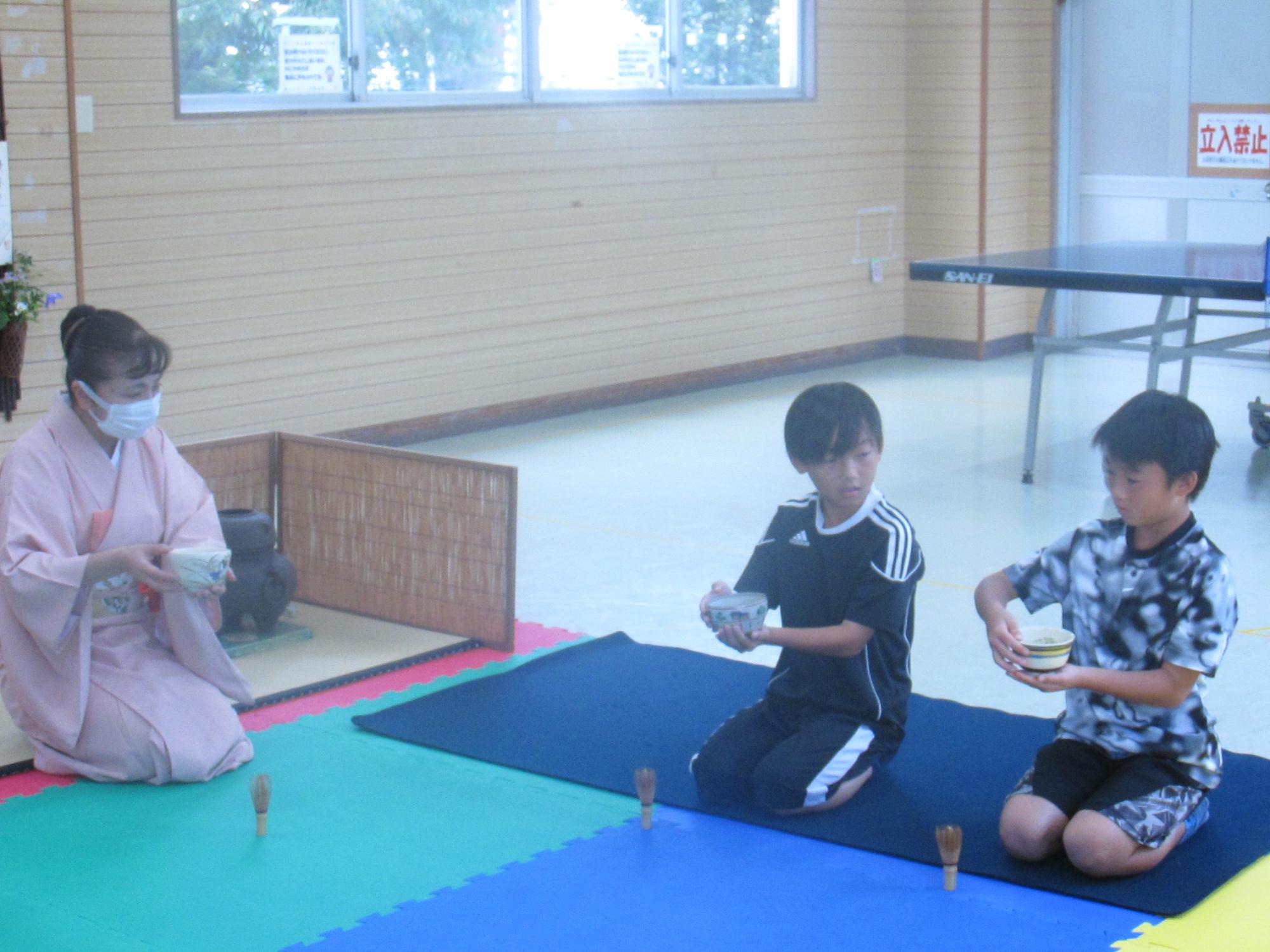 男の子ふたりがお抹茶をいただいている写真