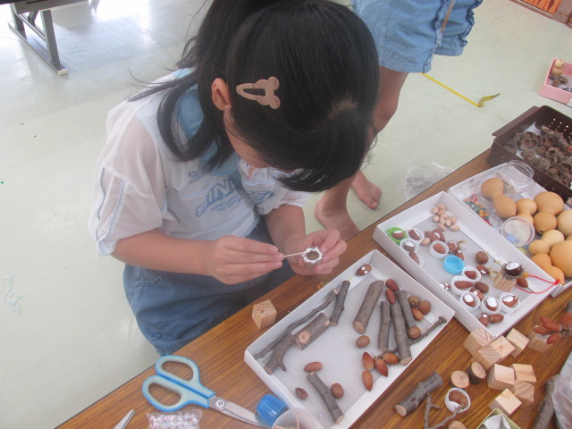 どんぐり工作をしている子どもの写真
