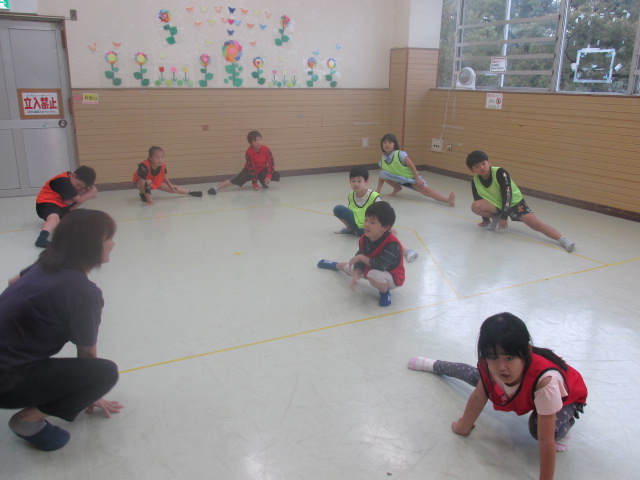 準備体操をしている写真