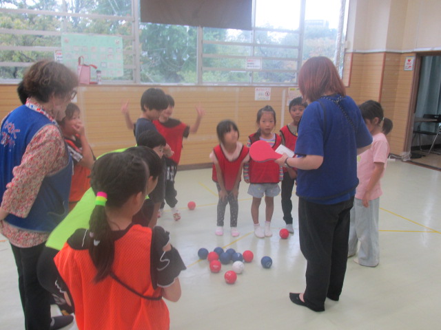 ボッチャの判定をしている写真