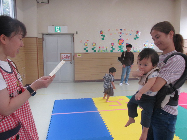 表彰状を受けている親子の写真