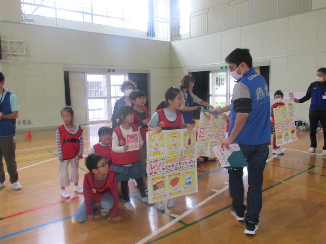 大きなレシピのボードを持って見せている女の子とグループメンバーたちの写真