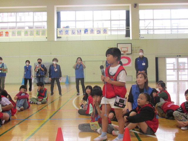 マイクを持って発言している女の子の写真