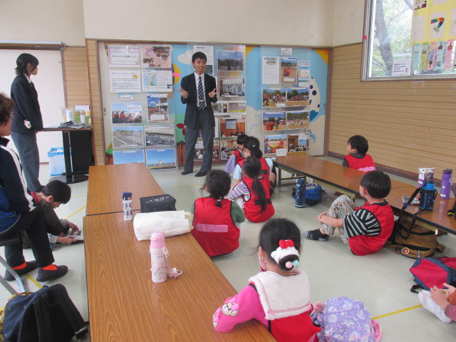 高校生が小学生に向けておはなしをしている写真