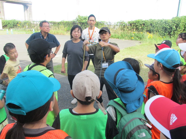 ロープワークの説明を聞いている子どもたちの写真