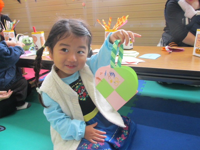 ハート形バッグ工作の完成品を見せてくれている女の子の写真