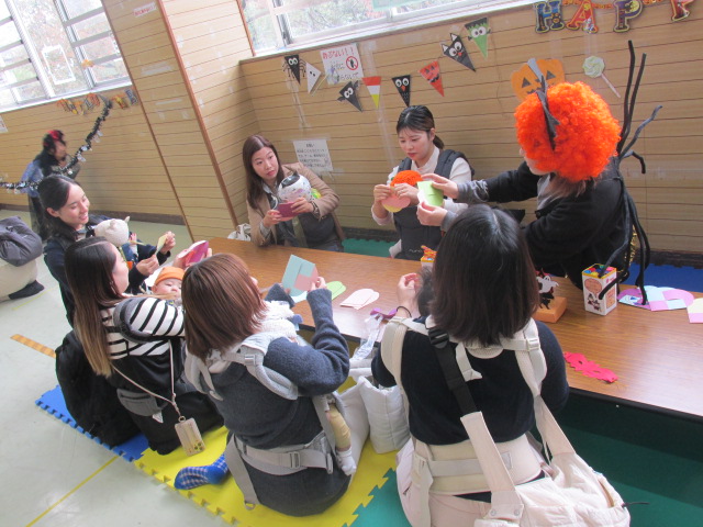 乳児の母親たちが工作をしている写真